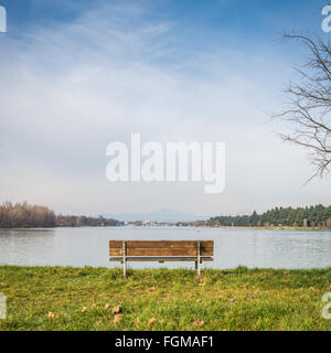 Einsame Bank auf See Stockfoto