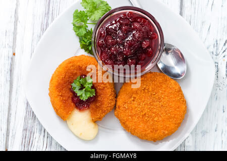 Gebratener Camembert (Tiefenschärfe) mit Cranberry-sauce Stockfoto