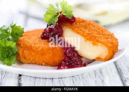 Gebratener Camembert (Tiefenschärfe) mit Cranberry-sauce Stockfoto