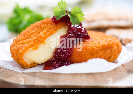 Portion gebratener Camembert (Tiefenschärfe) auf einem Holztisch Stockfoto