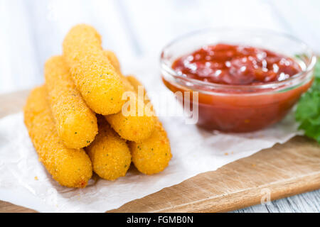 Gebratener Mozzarella Sticks mit hausgemachten Dip auf hölzernen Hintergrund (Tiefenschärfe) Stockfoto