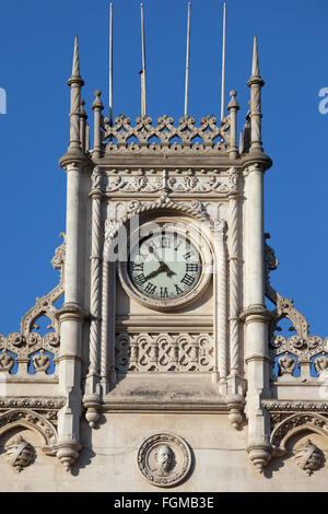 Bahnhof Rossio in Lissabon, Portugal, Uhr auf die Gebäude, architektonische details Stockfoto