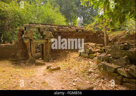 Eine zerstörte Mauer und Tor in Siem Reap, Kambodscha Stockfoto