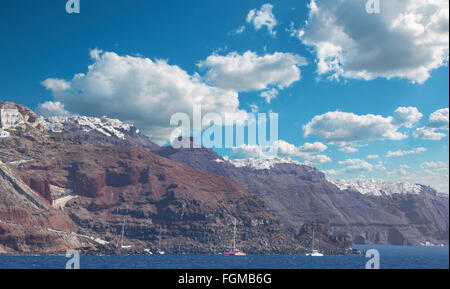 Santorini - die Klippen von Calera mit Kreuzfahrten mit Imerovigli und Skaros im Hintergrund. Stockfoto