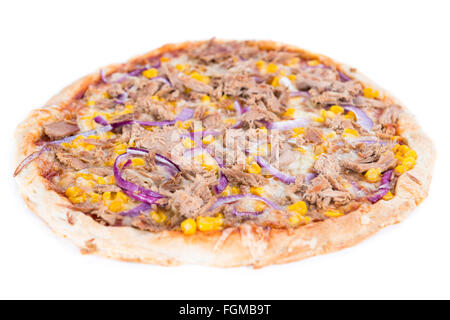 Frischer Thunfisch Pizza gemacht mit Mais und roten Zwiebeln isoliert auf weißem Zeitmessung Stockfoto