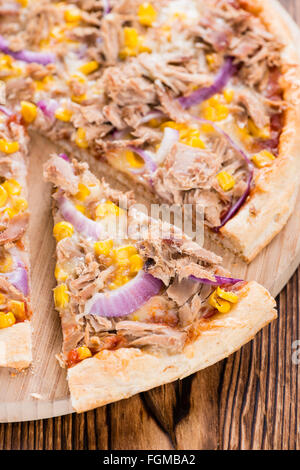 Frischer Thunfisch Pizza gemacht mit Mais und roten Zwiebeln Stockfoto