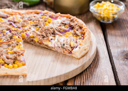 Frischer Thunfisch Pizza gemacht mit Mais und roten Zwiebeln Stockfoto