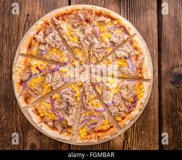 Frischer Thunfisch Pizza gemacht mit Mais und roten Zwiebeln Stockfoto