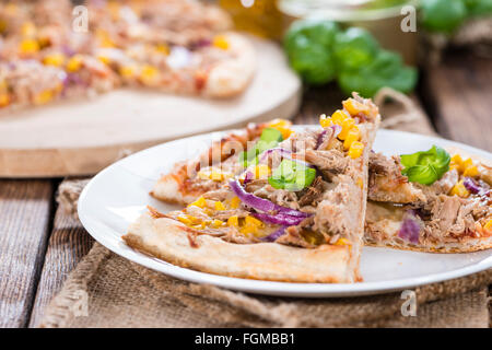 Frischer Thunfisch Pizza gemacht mit Mais und roten Zwiebeln Stockfoto