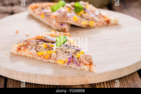 Frischer Thunfisch Pizza gemacht mit Mais und roten Zwiebeln Stockfoto