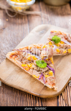 Frischer Thunfisch Pizza gemacht mit Mais und roten Zwiebeln Stockfoto