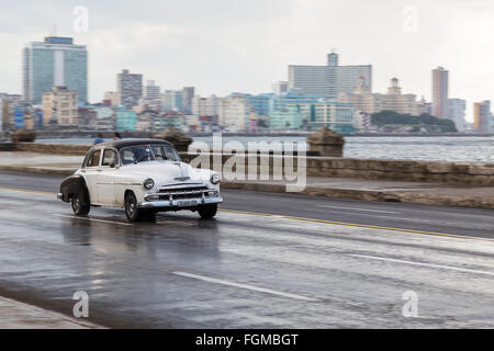 A weiße alte Timer-Reisen in das Spray & Regen Ozean-Highway Malecon in Havanna an einem Nachmittag. Stockfoto