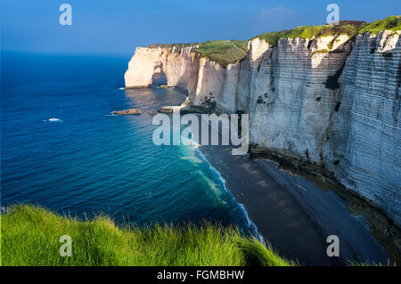 Falaise d'Amont Klippe bei Etretat, Normandie, Frankreich Stockfoto