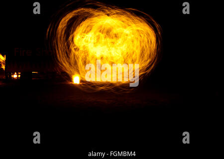 Feuer und Feuer funkelt Spuren von Feuer tanzen am Strand mit Langzeitbelichtung Technik aufgenommen. Stockfoto