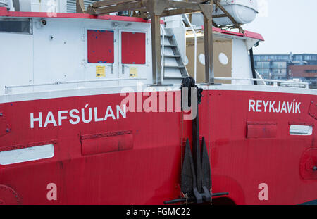 Reykjavik Island rot Fischerboot im Hafen Marina Closeup Abstracts Schiff für Hummer und Angeln Stockfoto