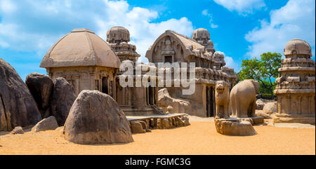 Altindischen Hindu monolithischen Felsen gehauene Architektur Pancha Rathas - fünf Rathas, Mahabalipuram, Tamil Nadu, Südindien, panor Stockfoto