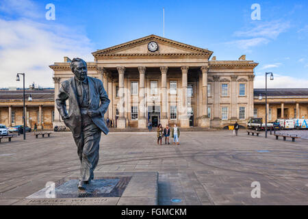 George Square in Huddersfield, West Yorkshire, mit einer Statue des ehemaligen Premierminister Harold Wilson und dem Bahnhof in t Stockfoto
