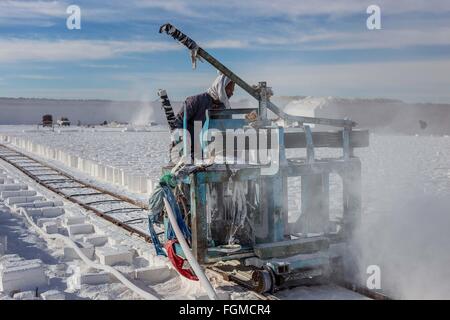 17. Februar 2016 - Minya, Kairo, Ägypten - ägyptische Arbeiter arbeiten in einem Steinbruch in der Wüste von Minya Governorate, südlich von Kairo, Ägypten, am 20. Februar 2016. In den Kalksteinbrüchen von Minya Provinz südlich von Kairo, Arbeiter in Sandalen und behelfsmäßigen Masken herausgestreckten Rotorblätter verwenden, um den weißen, reich an fossilen Felsen in Haus Ziegel Beitel (Credit-Bild: © Amr Sayed/APA Bilder über ZUMA Draht) Stockfoto