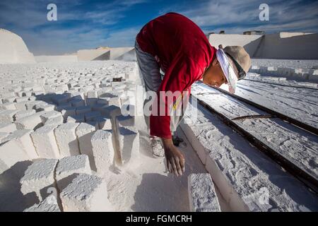 17. Februar 2016 - Minya, Kairo, Ägypten - ägyptische Arbeiter arbeiten in einem Steinbruch in der Wüste von Minya Governorate, südlich von Kairo, Ägypten, am 20. Februar 2016. In den Kalksteinbrüchen von Minya Provinz südlich von Kairo, Arbeiter in Sandalen und behelfsmäßigen Masken herausgestreckten Rotorblätter verwenden, um den weißen, reich an fossilen Felsen in Haus Ziegel Beitel (Credit-Bild: © Amr Sayed/APA Bilder über ZUMA Draht) Stockfoto