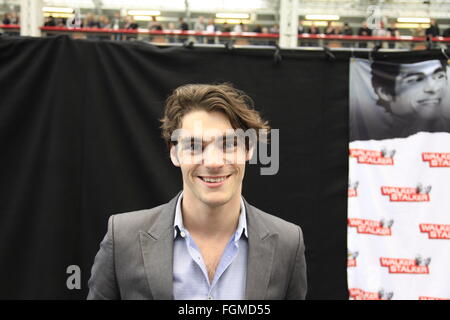 RJ Mitte brechen schlechte Schauspieler TV star Walt Junior in London, Vereinigtes Königreich. 21. Februar 2016. Walking Dead Convention Walker Stalker Con Olympia London 21.02.2016 London, UK. 21. Februar 2016. Walking Dead Convention Walker Stalker Con Olympia London versammeln 21.02.2016 walking dead Fans, um Stars der Show und Stände, die alles, um mit dem hit Zombie American zeigen, Fotos mit einem Stern oder einem Zombie zu sehen. Cosplayer & Untoten Wanderer roaming der Event-Etage unterhalten die Massen. Stände mit Make-up und Charaktere aus der Serie. Bildnachweis: Paul Thompson/Alamy Live-Nachrichten Stockfoto