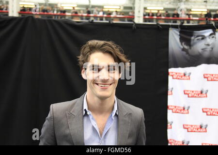 RJ Mitte brechen schlechte Schauspieler TV star Walt Junior in London, Vereinigtes Königreich. 21. Februar 2016. Walking Dead Convention Walker Stalker Con Olympia London versammeln 21.02.2016 walking dead Fans, um Stars der Show und Stände, die alles, um mit dem hit Zombie American zeigen, Fotos mit einem Stern oder einem Zombie zu sehen. Cosplayer & Untoten Wanderer roaming der Event-Etage unterhalten die Massen. Stände mit Make-up und Charaktere aus der Serie. Bildnachweis: Paul Thompson/Alamy Live-Nachrichten Stockfoto