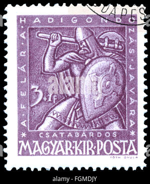 BUDAPEST, Ungarn - 3. Februar 2016: eine Briefmarke gedruckt von Ungarn, zeigt Krieger mit Schild und Kampf Axt, ca. 1943 Stockfoto