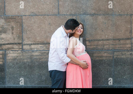 Mann mit schwangeren Frau im freien Stockfoto