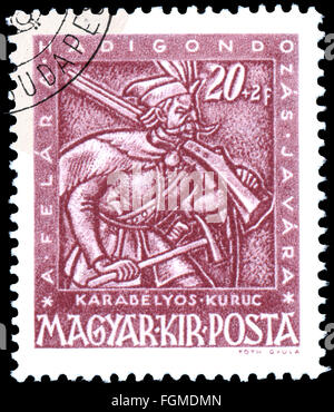 BUDAPEST, Ungarn - 3. Februar 2016: eine Briefmarke gedruckt von Ungarn, zeigt Musketier, ca. 1943 Stockfoto