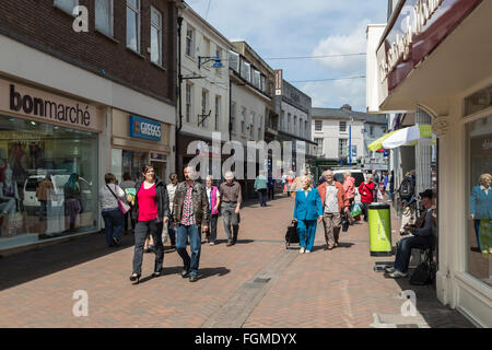 Verkehrsberuhigten Einkaufsstraße im Stadtzentrum von Abergavenny, Wales, UK Stockfoto