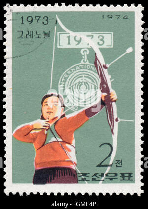 BUDAPEST, Ungarn - 3. Februar 2016: eine Briefmarke gedruckt in Nordkorea zeigt, Bogenschießen, ca. 1974 Stockfoto