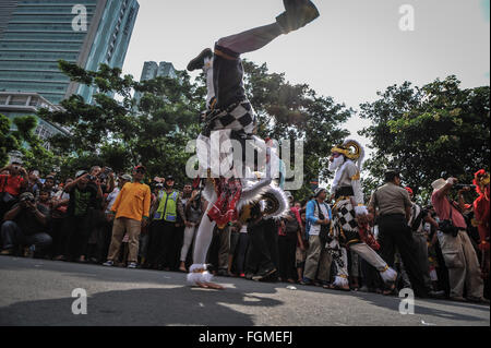 Jakarta, Indonesien. 21. Februar 2016. Ein Hanoman (ein Mann im Kostüm Affe) führt, während ein Cap Go Meh fest von der chinesischen Gemeinschaft in Pancoran Glodok in West-Jakarta, Indonesien, 21. Februar 2016. Das Cap Go Meh Festival, auch bekannt als Laternenfest, wird am 15. Tag des chinesischen Neujahrsfest gefeiert. Bildnachweis: Veri Sanovri/Xinhua/Alamy Live-Nachrichten Stockfoto