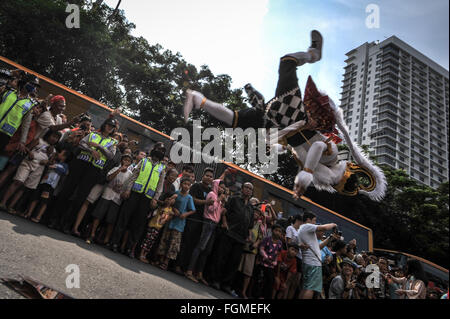 Jakarta, Indonesien. 21. Februar 2016. Ein Hanoman (ein Mann im Kostüm Affe) führt, während ein Cap Go Meh fest von der chinesischen Gemeinschaft in Pancoran Glodok in West-Jakarta, Indonesien, 21. Februar 2016. Das Cap Go Meh Festival, auch bekannt als Laternenfest, wird am 15. Tag des chinesischen Neujahrsfest gefeiert. Bildnachweis: Veri Sanovri/Xinhua/Alamy Live-Nachrichten Stockfoto