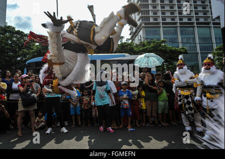 Jakarta, Indonesien. 21. Februar 2016. Ein Hanoman (ein Mann im Kostüm Affe) führt, während ein Cap Go Meh fest von der chinesischen Gemeinschaft in Pancoran Glodok in West-Jakarta, Indonesien, 21. Februar 2016. Das Cap Go Meh Festival, auch bekannt als Laternenfest, wird am 15. Tag des chinesischen Neujahrsfest gefeiert. Bildnachweis: Veri Sanovri/Xinhua/Alamy Live-Nachrichten Stockfoto