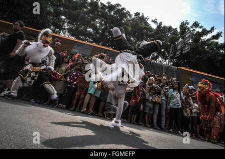 Jakarta, Indonesien. 21. Februar 2016. Die Menschen sehen die Hanoman (ein Mann im Kostüm Affe) durchführen, während ein Cap Go Meh fest von der chinesischen Gemeinschaft in Pancoran Glodok in West-Jakarta, Indonesien, 21. Februar 2016. Das Cap Go Meh Festival, auch bekannt als Laternenfest, wird am 15. Tag des chinesischen Neujahrsfest gefeiert. Bildnachweis: Veri Sanovri/Xinhua/Alamy Live-Nachrichten Stockfoto