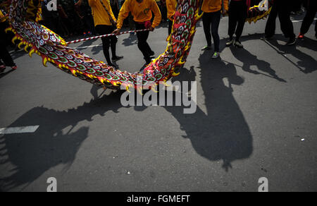 Jakarta, Indonesien. 21. Februar 2016. Menschen führen ein Cap Go Meh fest von der chinesischen Gemeinschaft in Pancoran Glodok in West-Jakarta, Indonesien, 21. Februar 2016 Drachentanz. Das Cap Go Meh Festival, auch bekannt als Laternenfest, wird am 15. Tag des chinesischen Neujahrsfest gefeiert. Bildnachweis: Veri Sanovri/Xinhua/Alamy Live-Nachrichten Stockfoto