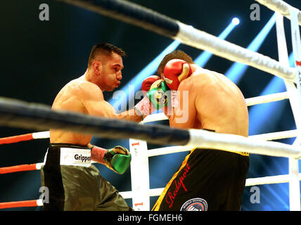 Oberhausen, Deutschland. 20. Februar 2016. Feder Chudinov (Russland, R) im Kampf gegen Felix Sturm (Deutschland, l) im Super-Mittelgewicht Kampf bei der WBA-Super-WM in Oberhausen, Deutschland, 20. Februar 2016. Felix Sturm gewinnt wieder den Super-Mittelgewichts-Weltmeister-Titel. Foto: Roland Weihrauch/Dpa/Alamy Live News Stockfoto