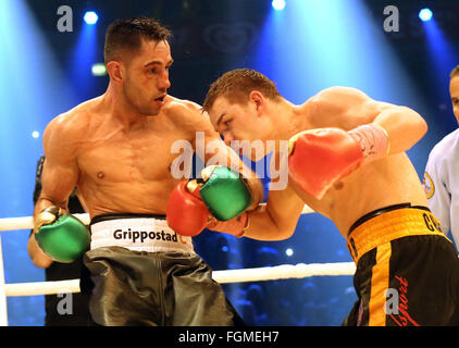 Oberhausen, Deutschland. 20. Februar 2016. Feder Chudinov (Russland, R) im Kampf gegen Felix Sturm (Deutschland, l) im Super-Mittelgewicht Kampf bei der WBA-Super-WM in Oberhausen, Deutschland, 20. Februar 2016. Felix Sturm gewinnt wieder den Super-Mittelgewichts-Weltmeister-Titel. Foto: Roland Weihrauch/Dpa/Alamy Live News Stockfoto