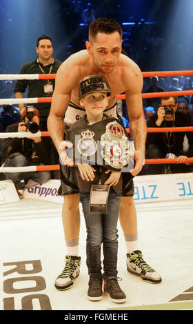 Oberhausen, Deutschland. 20. Februar 2016. Felix Sturm (Deutschland) feiert mit seinem Sohn Mahir nach dem Gewinn der Super-Mittelgewicht Kampf gegen Feder Chudinov (Russland) bei der WBA-Super-WM in Oberhausen, Deutschland, 20. Februar 2016. Felix Sturm gewinnt wieder den Super-Mittelgewichts-Weltmeister-Titel. Foto: Roland Weihrauch/Dpa/Alamy Live News Stockfoto