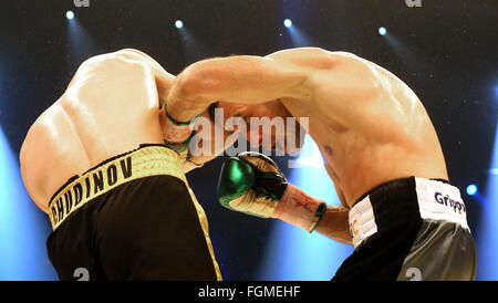 Oberhausen, Deutschland. 20. Februar 2016. Feder Chudinov (Russland, l) im Kampf gegen Felix Sturm (Deutschland, R) im Super-Mittelgewicht Kampf bei der WBA-Super-WM in Oberhausen, Deutschland, 20. Februar 2016. Felix Sturm gewinnt wieder den Super-Mittelgewichts-Weltmeister-Titel. Foto: Roland Weihrauch/Dpa/Alamy Live News Stockfoto