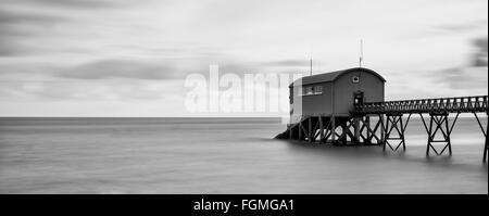 Schöne Langzeitbelichtung Landschaftsbild Rettungsboot Steg am Meer Stockfoto