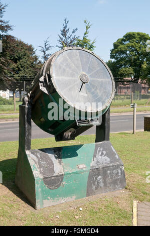 Ein WW2-Suchscheinwerfer, eines statischen Displays des Spitfire & Hurrikan Memorial Museum, Manston Flughafen, Kent Stockfoto