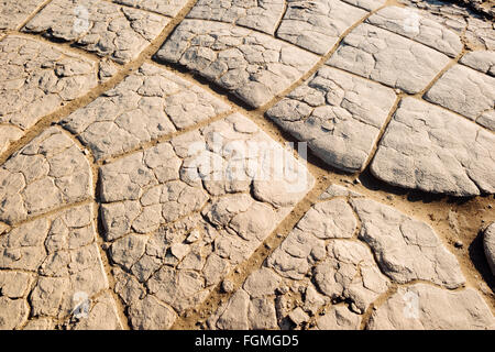 Trockener, rissiger Schlamm auf den Mesquite flache Sanddünen im Death Valley Nationalpark, Kalifornien Stockfoto