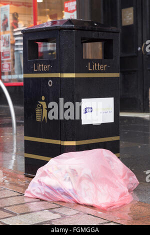 Müll an der High Street in Paisley, 26.01.2016 Stockfoto