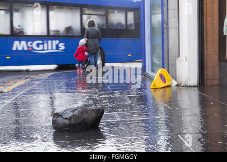 Müll an der High Street in Paisley, 26.01.2016 Stockfoto