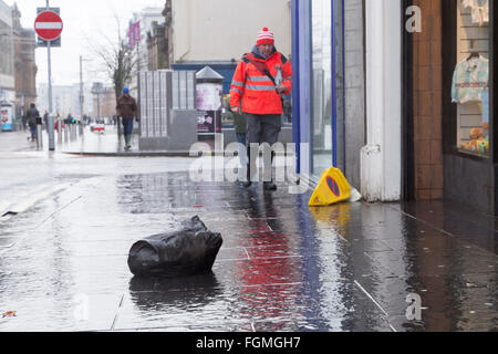 Müll an der High Street in Paisley, 26.01.2016 Stockfoto