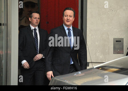 London, UK, 21. Februar 2016, David Cameron verlässt den BBC-Studios...  David Cameron und Nigel Farage in den BBC-Studios auf Andrew Marr zeigen. Bildnachweis: JOHNNY ARMSTEAD/Alamy Live-Nachrichten Stockfoto