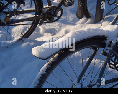 Fahrrad immer ein beliebter Verkehrsträger im Winter in Oslo Norwegen, aber irgendwann besser gelassen in einem Zyklus-rack Stockfoto