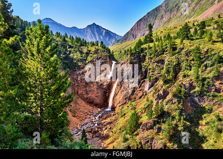 Wasserfall im Waldgrenze in Bergen des östlichen Sayan. Burjatien Stockfoto