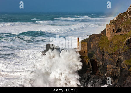 Botallack, England. 8. Februar 2016. Riesige Wellen, erstellt von Sturm Imogen, Absturz in Botallack Zinn Minen, die Kronen. Stockfoto