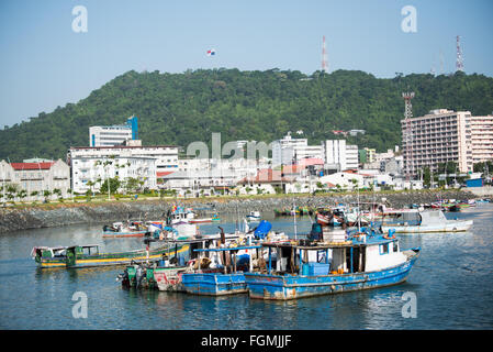 PANAMA CITY, Panama — Boote vor Anker in einer kleinen geschützten Bucht an der Küste von Panama City, Panama Bay. Stockfoto